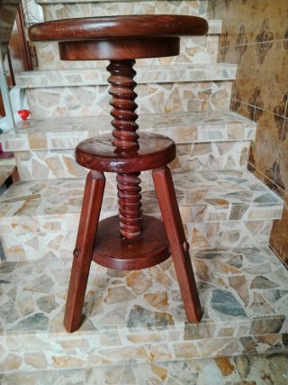 Taburete de madera regulable