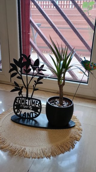 Porta piante in PLA nero con decorazione
