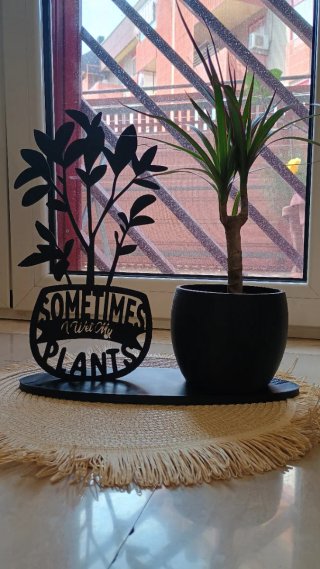 Porta piante in PLA nero con decorazione