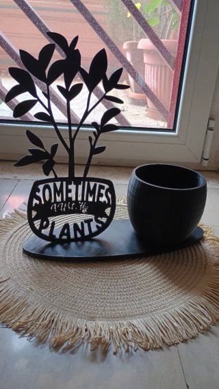 Porta piante in PLA nero con decorazione