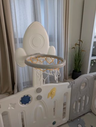 Parque infantil con canasta