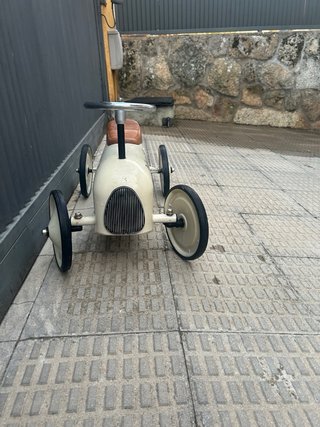 Coche clásico de pedales para niños