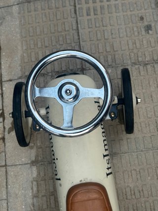 Coche clásico de pedales para niños