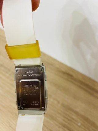 Reloj Casio Film Watch Plata y Amarillo