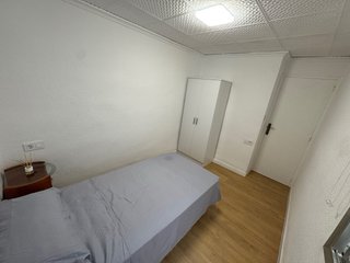Habitación individual con luz natural y gran t
