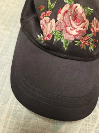 Gorra bordada flores negra