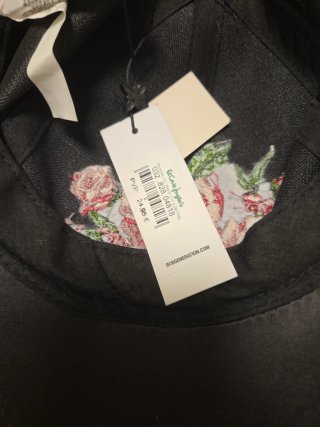 Gorra bordada flores negra