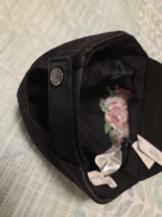 Gorra bordada flores negra