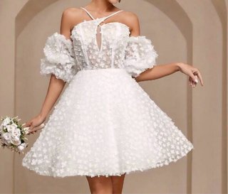 Vestido blanco corto con flores