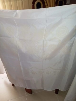Cortina de baño blanca con diseño floral