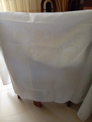 Cortina de baño blanca con diseño floral