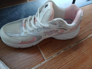 Zapatillas deportivas blancas y rosas