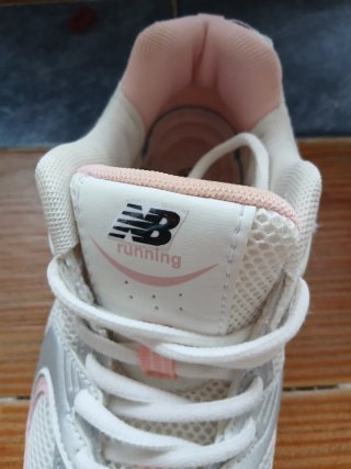 Zapatillas deportivas blancas y rosas