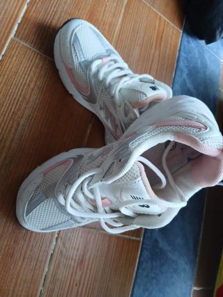 Zapatillas deportivas blancas y rosas