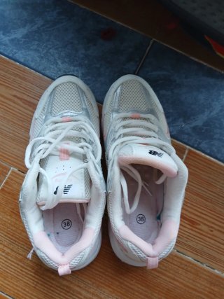 Zapatillas deportivas blancas y rosas