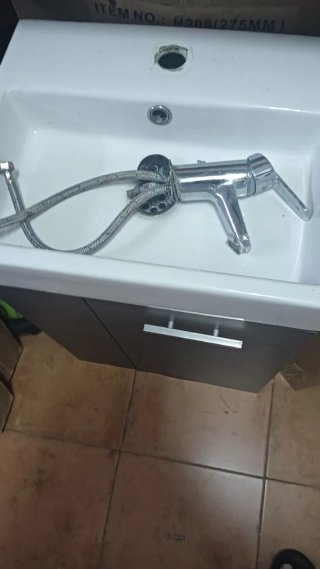 Lavabo con mueble y grifo