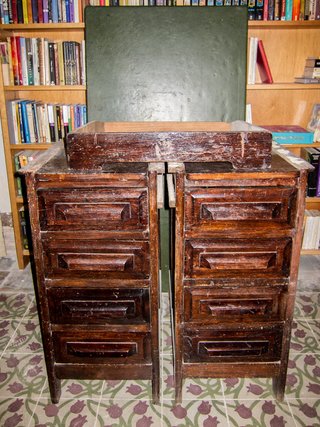 Antiguo escritorio de madera
