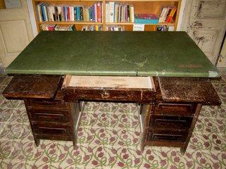 Antiguo escritorio de madera