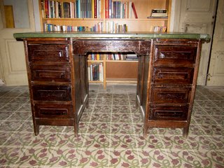 Antiguo escritorio de madera