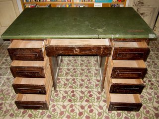Antiguo escritorio de madera