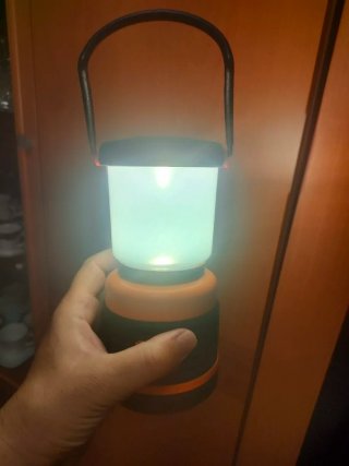 Lámpara de camping naranja y negra