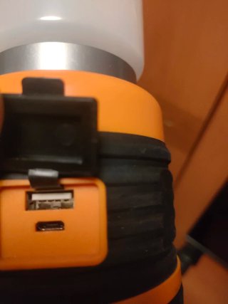 Lámpara de camping naranja y negra