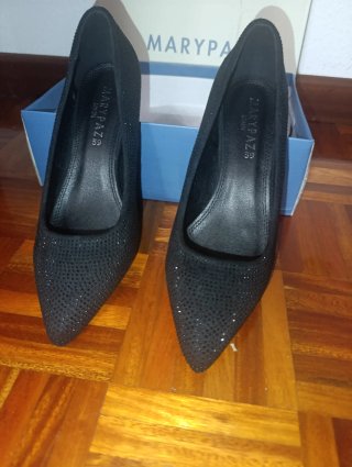 Zapatos de tacón Mary Paz negros y plateados