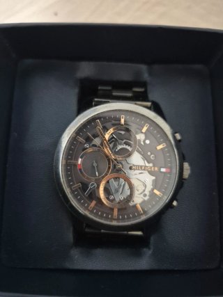 Reloj Tommy Hilfiger Negro y Dorado