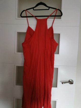 Vestido midi naranja con bordado de colores.