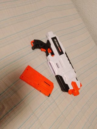 Pistola de juguete blanca y naranja