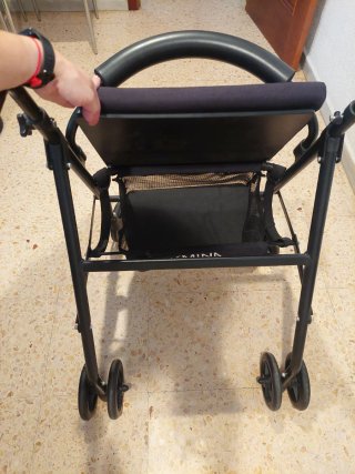 Andador con asiento y cesta.