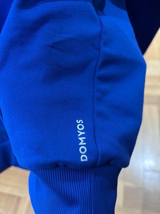 Sudadera azul con capucha