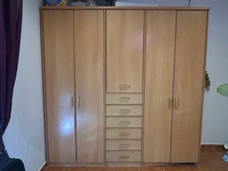 Armario de madera marrón