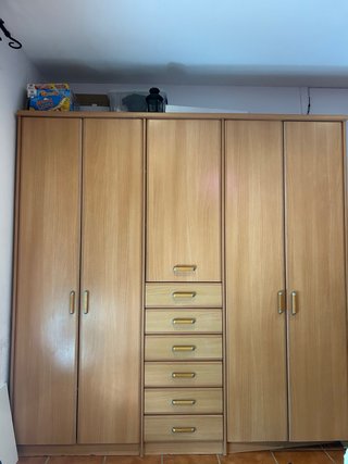Armario de madera marrón