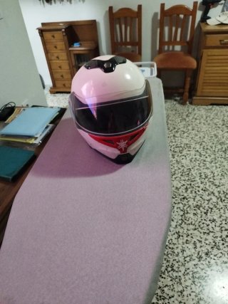 Casco de moto blanco y rojo