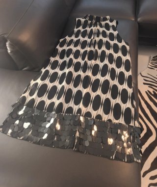 Vestido sin mangas con lazada y lentejuelas