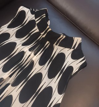 Vestido sin mangas con lazada y lentejuelas