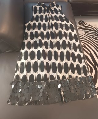 Vestido sin mangas con lazada y lentejuelas