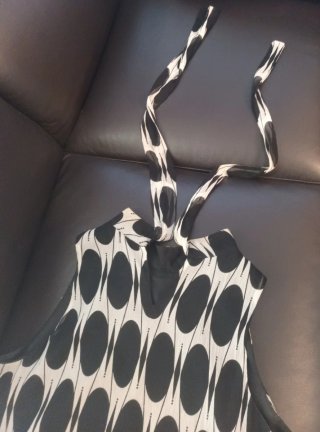 Vestido sin mangas con lazada y lentejuelas