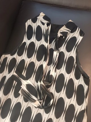 Vestido sin mangas con lazada y lentejuelas