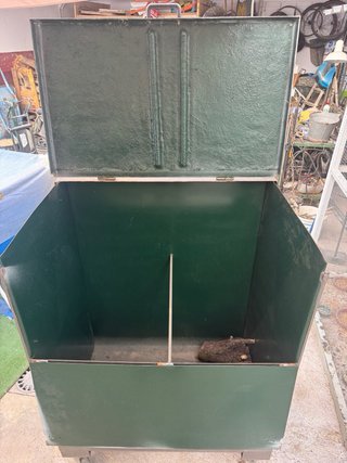 Baúl/depósito metálico con ruedas, leñero