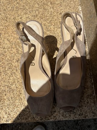 Zapatos de tacón de piel beige