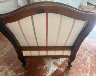Butaca clásica antigua de madera tapizada