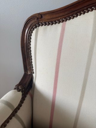Butaca clásica antigua de madera tapizada