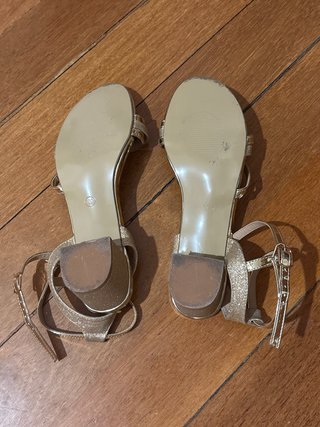 Sandalias doradas tacón