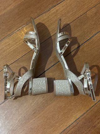 Sandalias doradas tacón