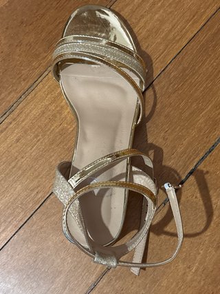 Sandalias doradas tacón