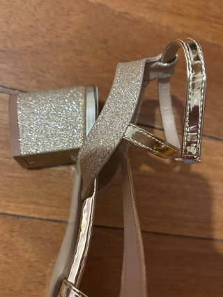 Sandalias doradas tacón