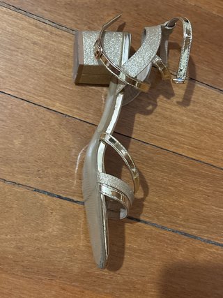 Sandalias doradas tacón