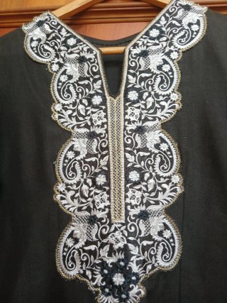 Vestito nero con ricami argento